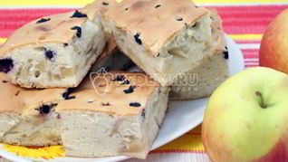 Рецепт Шарлотки с яблоками и ягодой