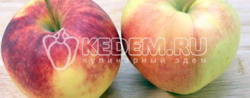 Шаг 3: шарлотки с яблоками и ягодой