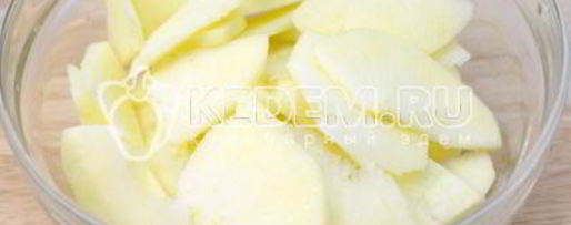 Шаг 4: шарлотки с яблоками и ягодой