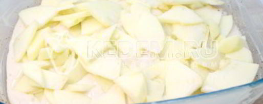 Шаг 6: шарлотки с яблоками и ягодой