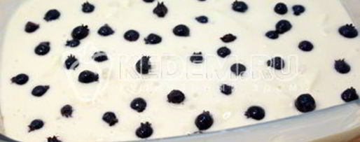 Шаг 7: шарлотки с яблоками и ягодой