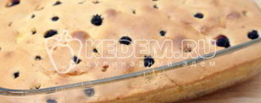 Шаг 8: шарлотки с яблоками и ягодой