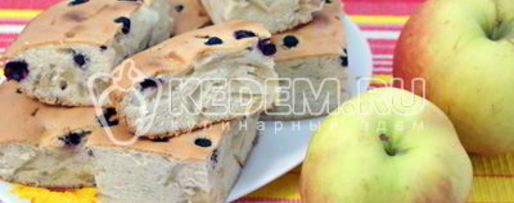 Шаг 9: шарлотки с яблоками и ягодой