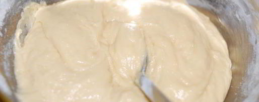 Шаг 2: шарлотки с яблоками, изюмом и корицей