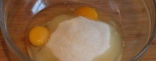 Шаг 2: шарлотки с яблоками с коньяком