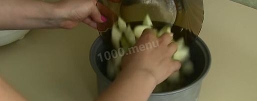 Шаг 2: шарлотки с яблоками в мультиварке яблочная