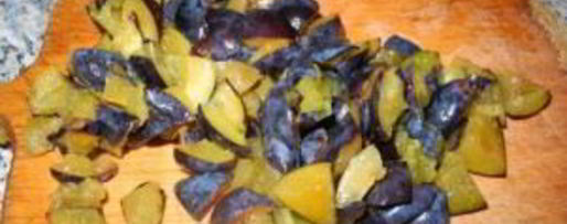 Шаг 1: шарлотки со сливами