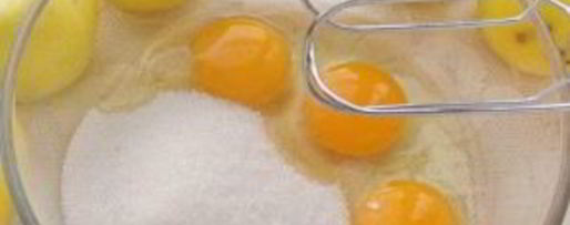 Шаг 3: шарлотки в духовке с яблоками