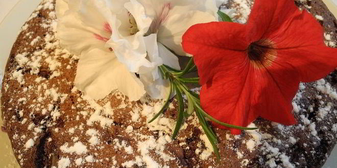 Рецепт шоколадной шарлотки с яблоками и пьяной вишней