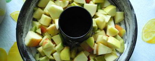 Шаг 4: шоколадной шарлотки с яблоками и пьяной вишней