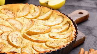 Рецепт Яблочной шарлотки на сметане с черносливом