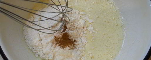 Шаг 3: яблочной шарлотки с карамелью в микроволновке