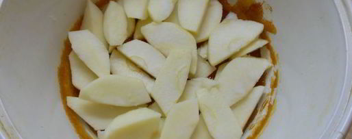 Шаг 4: яблочной шарлотки с карамелью в микроволновке