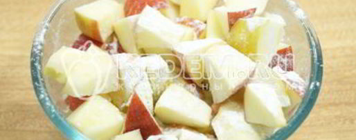 Шаг 7: заливной шарлотки с яблоками