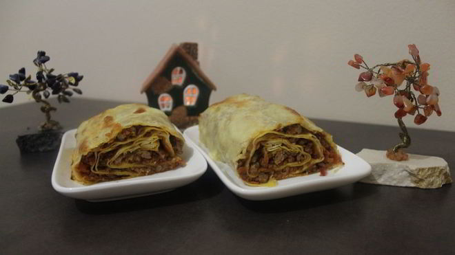 Рецепт Мясного штруделя под соусом бешамель