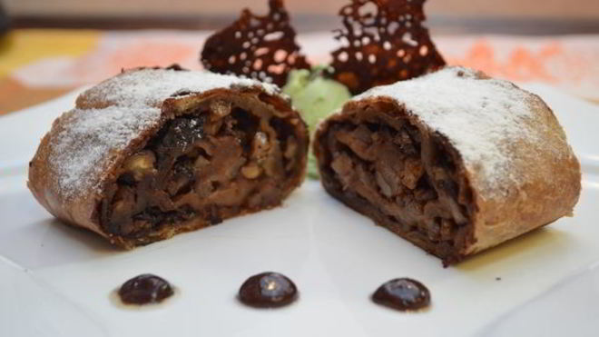 Рецепт Шоколадного штруделя с грушей и миндалем