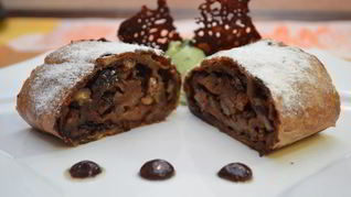 Рецепт Шоколадного штруделя с грушей и миндалем