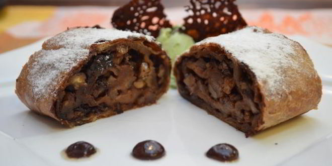 Рецепт шоколадного штруделя с грушей и миндалем