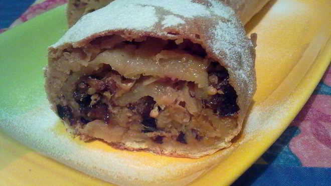 Рецепт Штруделя с капустой, творогом и черносливом