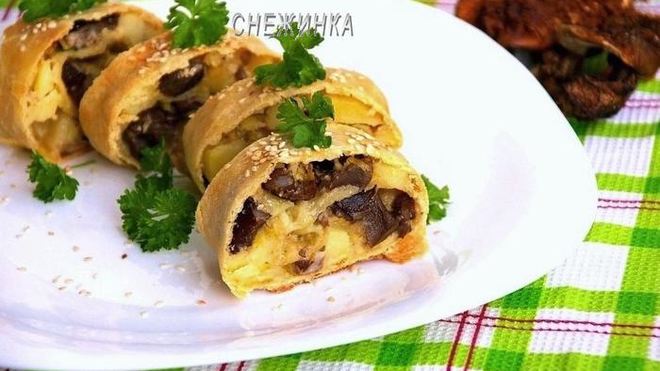 Рецепт Штруделя с картофелем и грибами в сливочно-сырном соусе