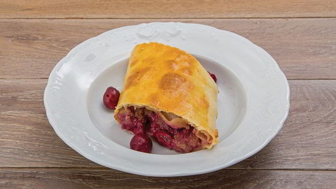 Рецепт Штруделя с вишней, маскарпоне и миндалем
