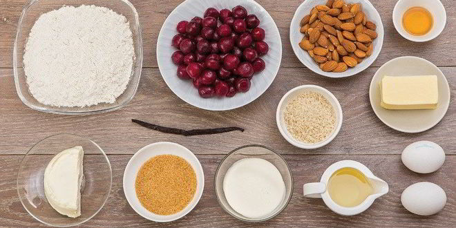 Рецепт штруделя с вишней, маскарпоне и миндалем