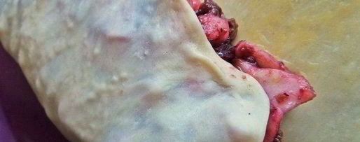 Шаг 17: штруделя с яблоками и голубикой