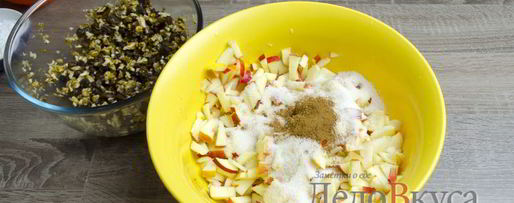 Шаг 20: штруделя с яблоками, изюмом и грецкими орехами