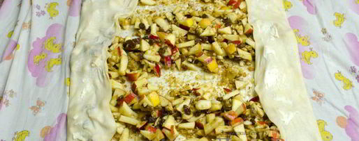 Шаг 26: штруделя с яблоками, изюмом и грецкими орехами