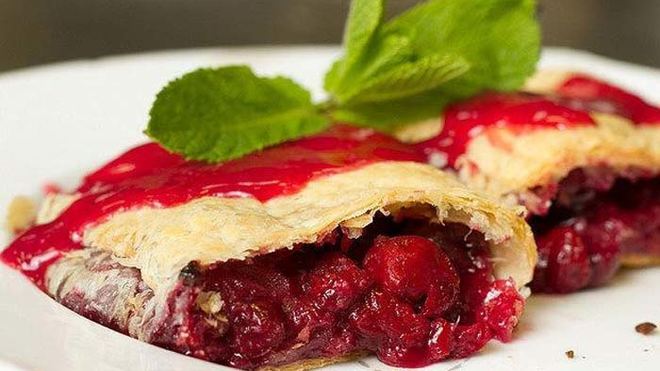 Рецепт Штруделя с замороженной вишней и корицей