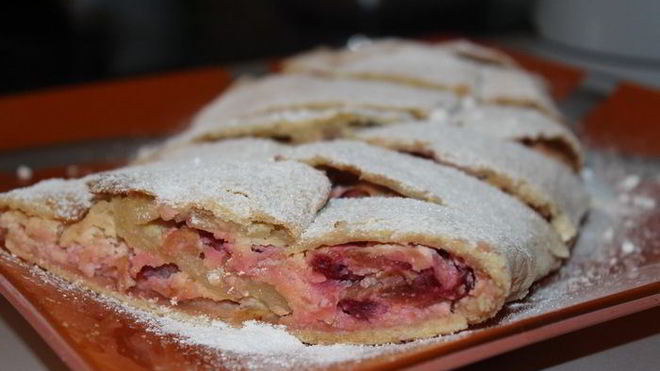 Рецепт Ванильного штруделя с яблоком, сливами и творогом