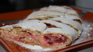 Рецепт Ванильного штруделя с яблоком, сливами и творогом