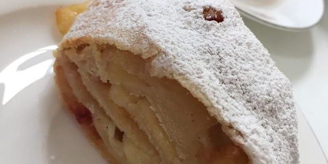 Рецепт яблочно-сливового штрудель с ванильным соусом