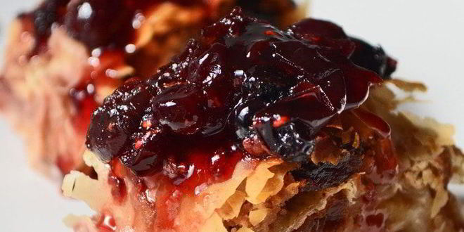 Рецепт яблочного штруделя из теста фило с ягодным вареньем