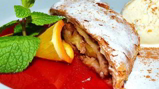 Рецепт Яблочного штруделя с мороженым и клубничным топингом