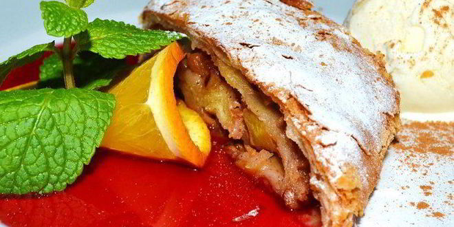 Рецепт яблочного штруделя с мороженым и клубничным топингом