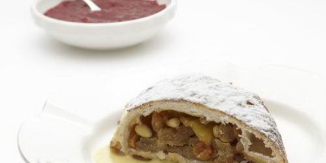 Рецепт яблочного штруделя с ванильным соусом и малиновым джемом