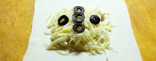 Шаг 1: слоеных конвертиков 4 сыра