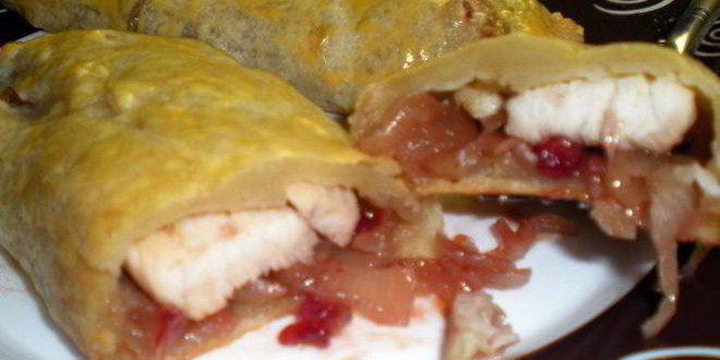 Рецепт слойки с белым мясом птицы и луково-брусничным конфитюром
