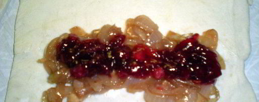 Шаг 2: слойки с белым мясом птицы и луково-брусничным конфитюром