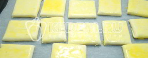 Шаг 3: слоек из слоеного теста ореховые