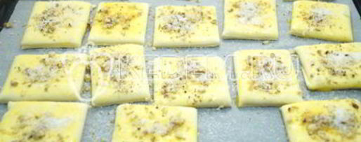 Шаг 4: слоек из слоеного теста ореховые