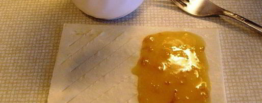 Шаг 2: слоек с абрикосовым джемом и сливовым конфитюром