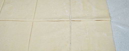 Шаг 1: слоек с горбушей и яйцом