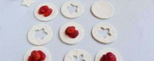 Шаг 2: слоек с клубникой