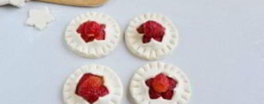 Шаг 3: слоек с клубникой