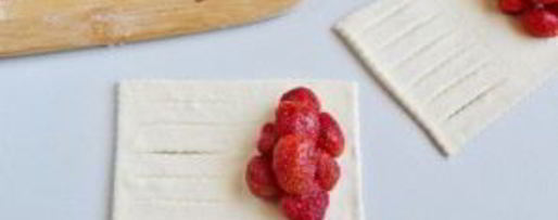 Шаг 8: слоек с клубникой