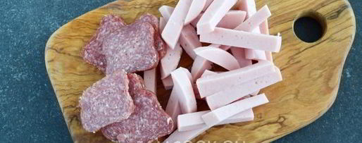 Шаг 3: слоек с колбасой и сыром