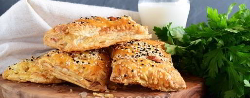 Шаг 12: слоек с колбасой и сыром