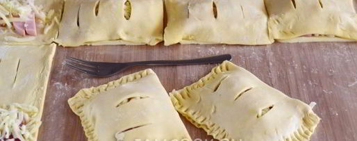 Шаг 8: слоек с колбасой и сыром